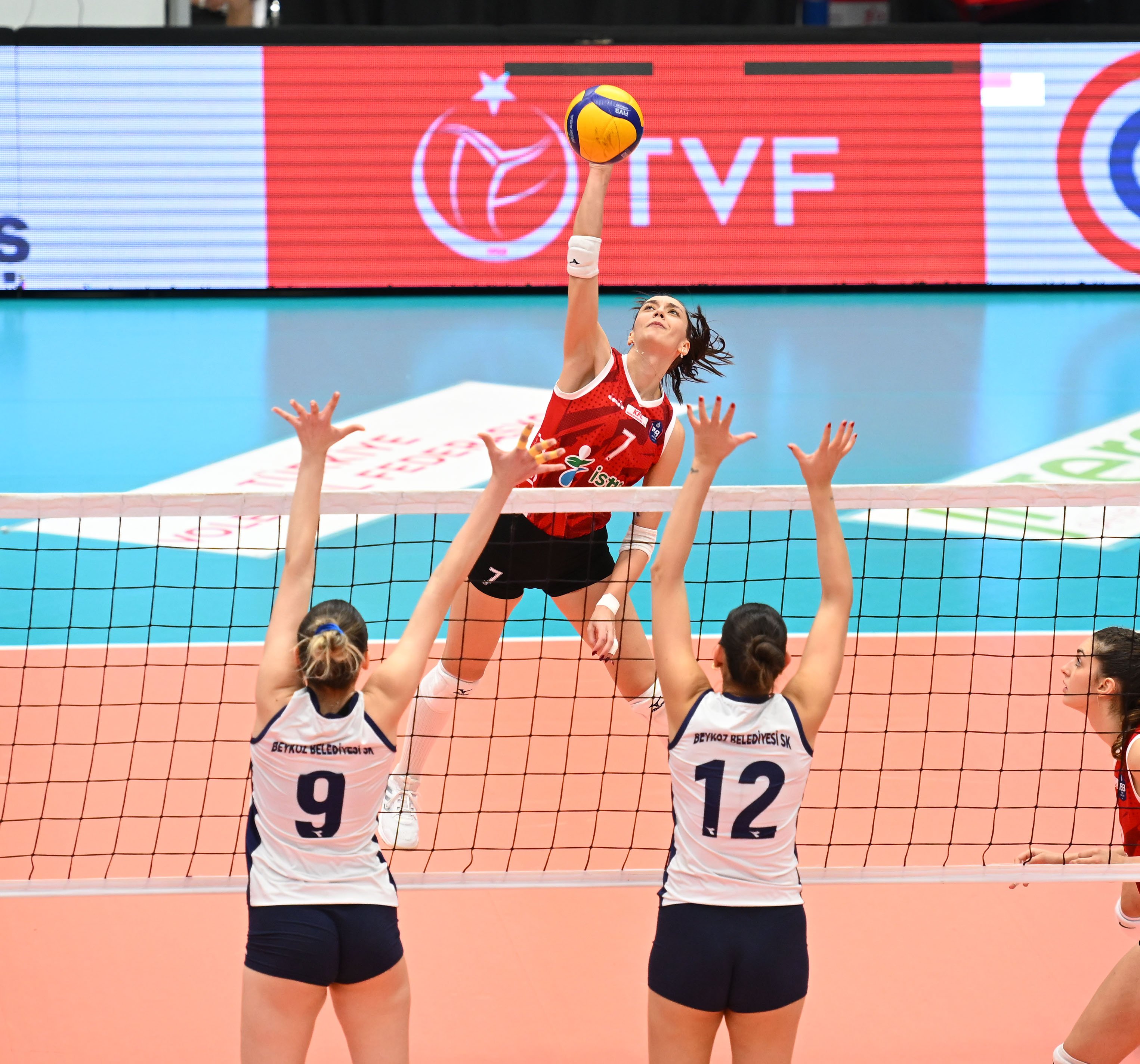 Kadın Voleybol Takımımız, Beykoz Belediye'yi 3-0 ile geçti