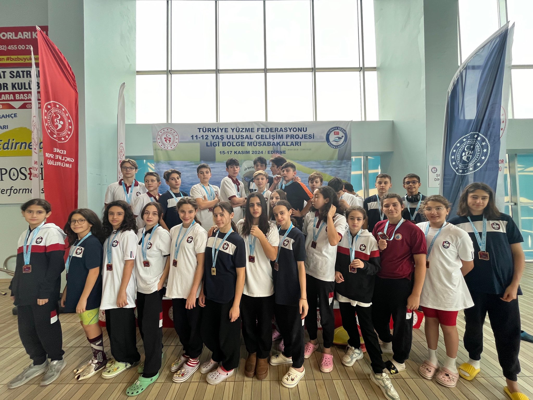 Yüzücülerimiz Edirne'de 21 madalya kazandı