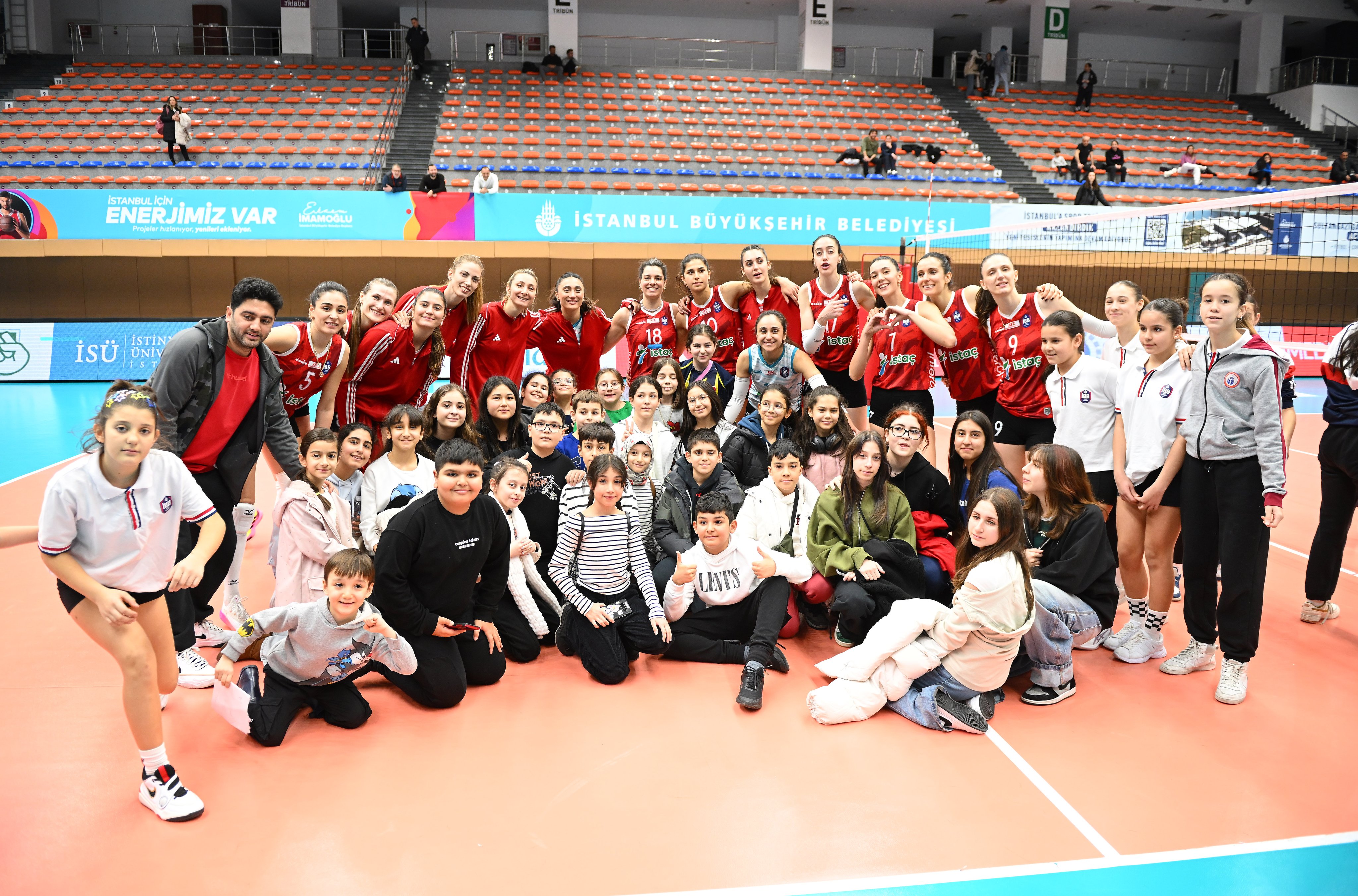 Kadın Voleybol Takımımız, Çanakkale Belediye'yi 3-1 mağlup etti
