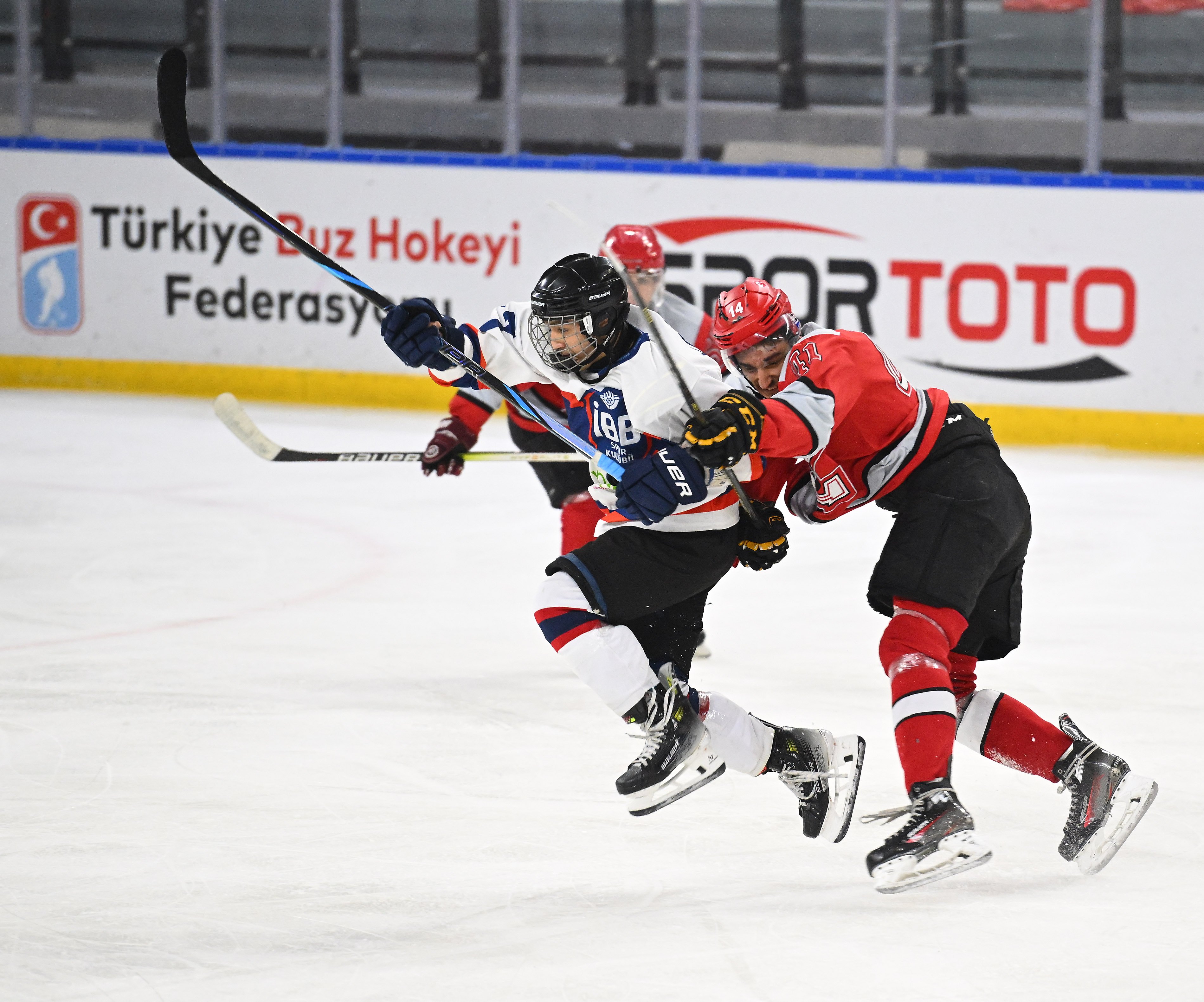 Erkek Buz Hokeyi Takımımız üçüncülük serisi ilk maçını kazandı: 14-5