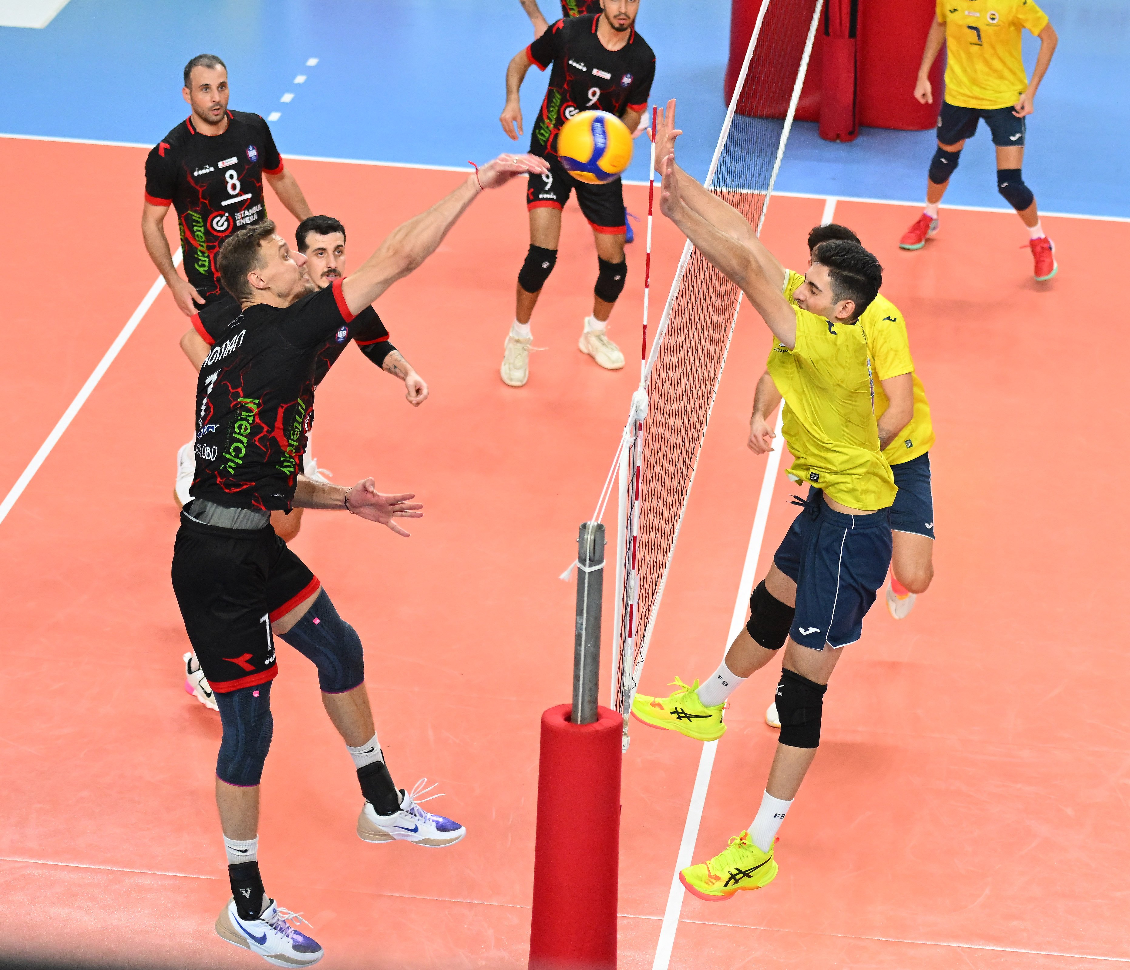 Erkek Voleybol Takımımız, Fenerbahçe Medicana'yı 3-0 mağlup etti