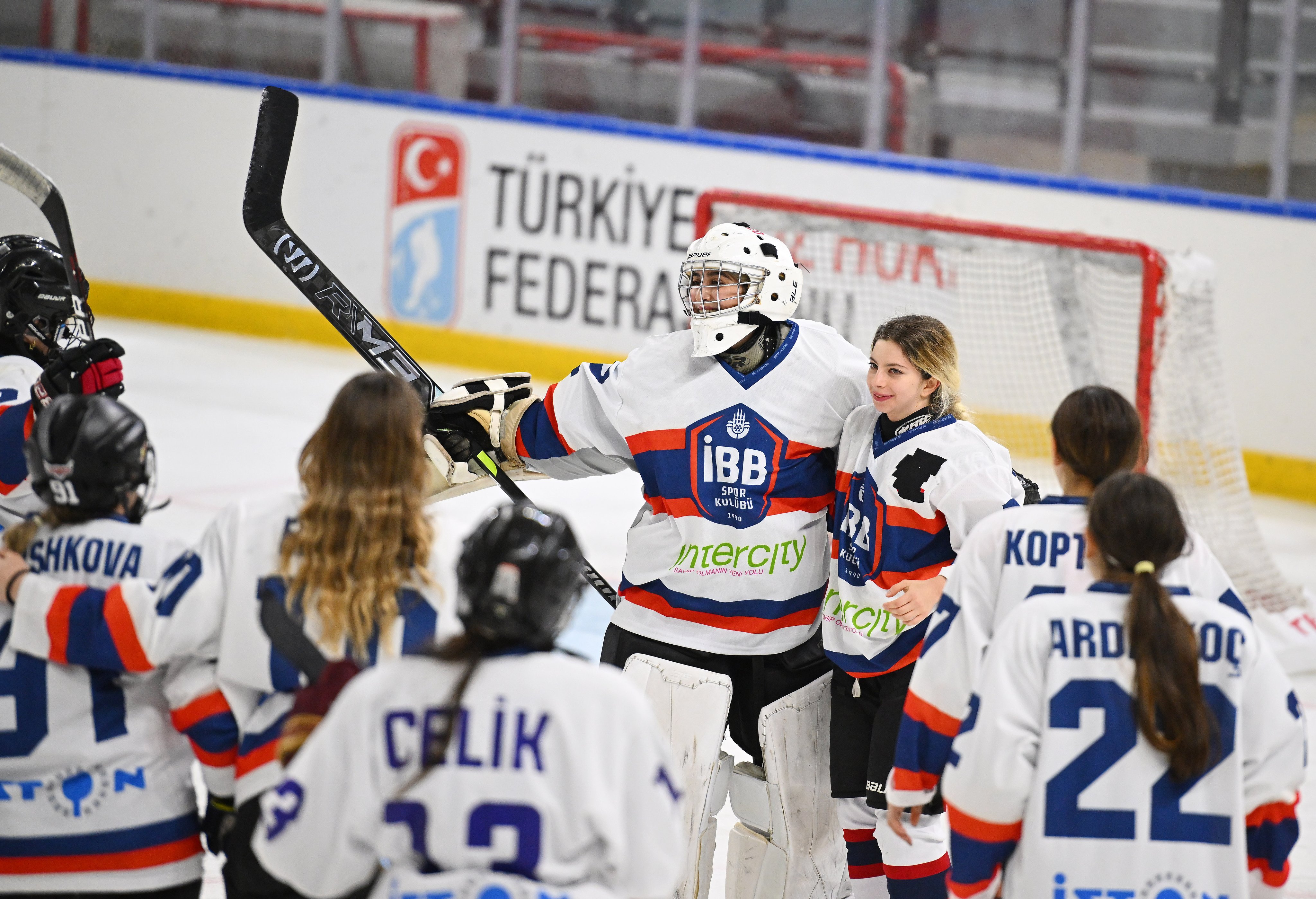 Kadın Buz Hokeyi Takımımız 8'de 8 ile liderliğini sürdürdü: 5-2