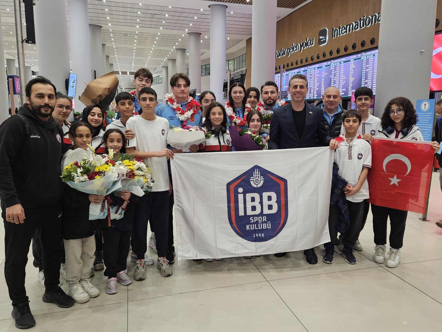 Our champion taekwondo athletes were welcomed with flowers!