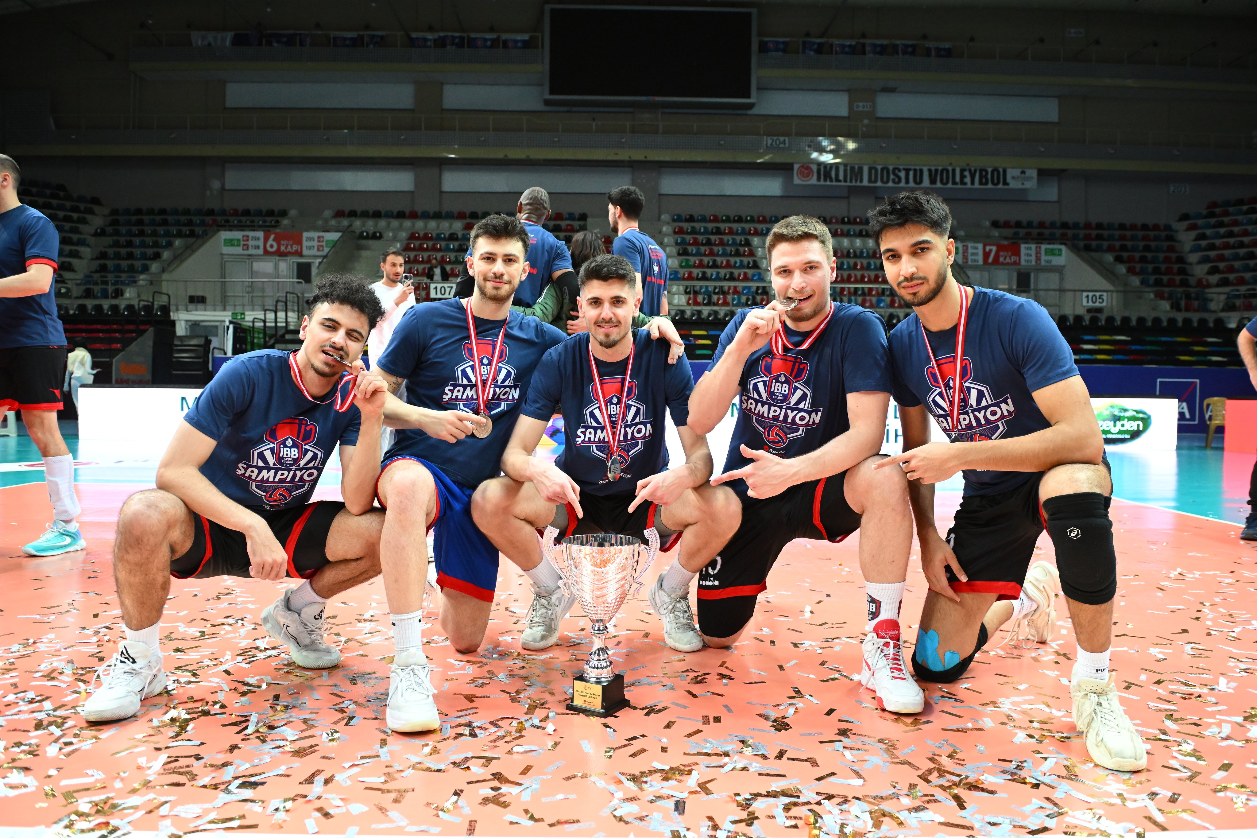 Erkek Voleybol Takımımız, Efeler Ligi'ne yükseldi: 3-0!