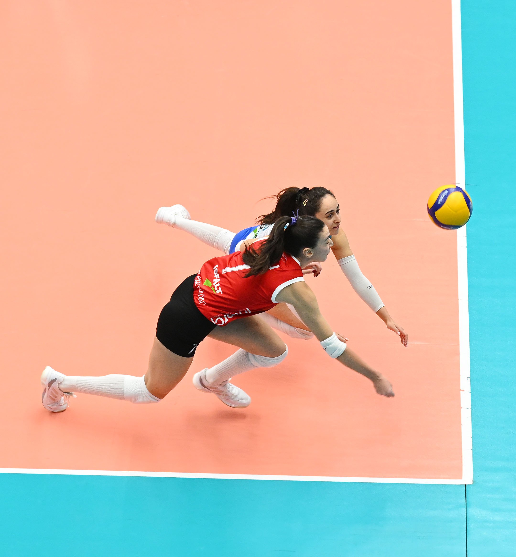 Kadın Voleybol Takımımız, Beykoz Belediye'yi 3-0 ile geçti